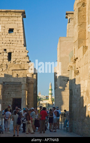 Blick durch den ersten Pylon, Luxor-Tempel, Theben, Oberägypten, Nordafrika, Naher Osten. DSC 4566 Stockfoto