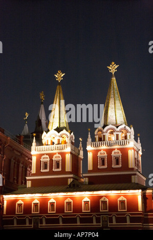 THRONT ÜBER AUFERSTEHUNG TOR ROTES QUADRAT NEBEN STATE HISTORY MUSEUM NACHT MOSKAU RUSSLAND Stockfoto