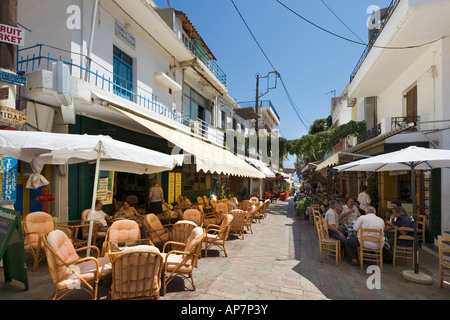 Bars und Tavernen im Ort im Zentrum in der Nähe des Hafens, Aghia Galini, Südküste, Kreta, Griechenland Stockfoto