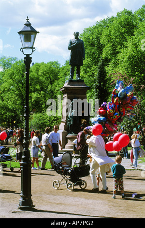 Menschen zu Fuß auf der Esplanade am Runebergs Statue in Helsinki Stockfoto