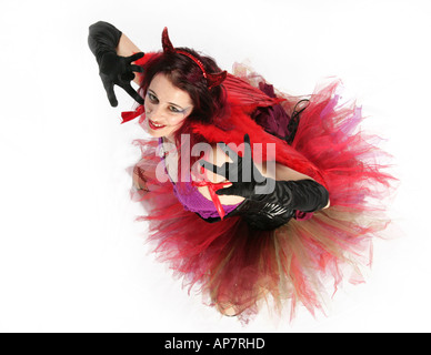 Mädchen in einem Tutu schwarze Netzstrümpfe baskische rote Flügel und Hörner Stockfoto