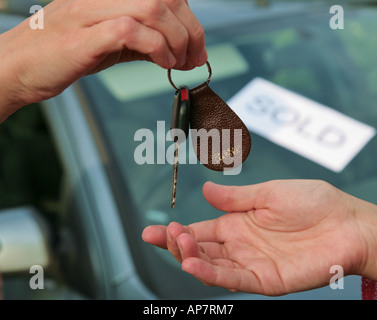 Schlüsselübergabe an verkaufte Auto Stockfoto