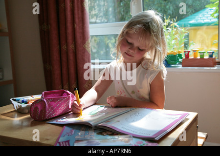 Junges Mädchen mit Malbuch Stockfoto