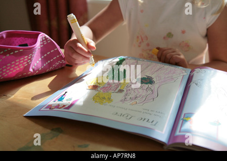 Kleines Kind mit Malbuch Stockfoto