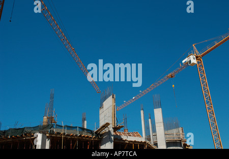 Turmkrane auf Baustelle mit blauem Himmel Stockfoto