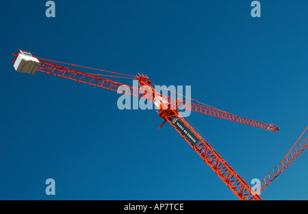 Roter Turmkran auf einer Baustelle mit blauem Himmel Stockfoto