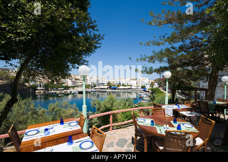 Taverne mit Blick auf See Überlieferung, Aghios Nikolaos, Nordostküste, Kreta, Griechenland Stockfoto