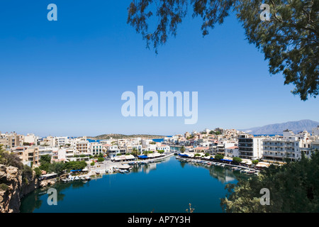 See-Überlieferung mit Hafen im Hintergrund, Nordostküste, Aghios Nikolaos, Kreta, Griechenland Stockfoto