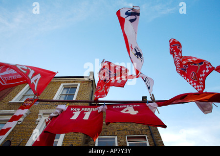 Arsenal FC-Shirts zum Verkauf außerhalb der Erde Stockfoto