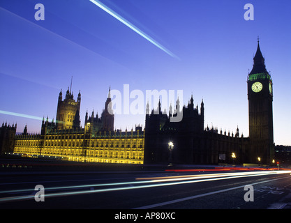 Häuser des Parlaments Twilight Nachtansicht von Westminster Bridge Traffic Lichtspuren über Rahmen London England UK Stockfoto