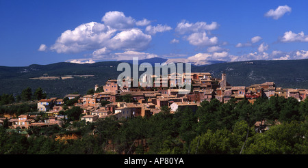 Roussillon-Blick auf das Dorf mit Mont Ventoux im Hintergrund Lubéron Vaucluse Provence Frankreich Stockfoto