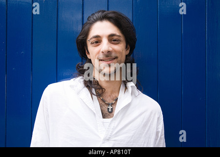 Junge indische Mann mit langen Haaren Stockfoto