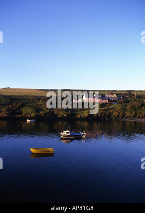 Abercastell (Abercastle) Hütte und Boote im Hafen von Pembrokeshire West Wales UK Stockfoto