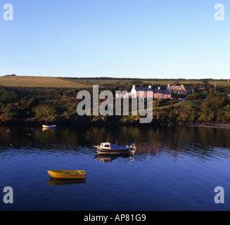 Abercastell (Abercastle) Hütte und Boote im Hafen von Pembrokeshire West Wales UK Stockfoto