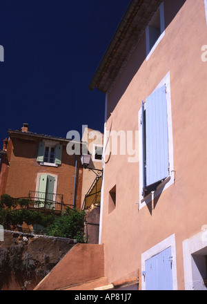 Bunt bemalte Häuser Roussillon Lubéron Vaucluse Provence Frankreich Stockfoto