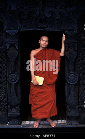 Ein Mönch steigt aus, vom Nachmittag Gebete Bagaya Kyaung Ava in der Nähe von Mandalay Myanmar Birma Stockfoto