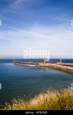 Westen und Osten Piers mit einem Meer Nebel drohend Whitby North Yorkshire England Stockfoto