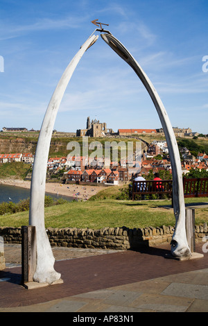 St Marys Kirche und Whitby Abbey durch die fischbein Arch in Whitby, North Yorkshire England Stockfoto