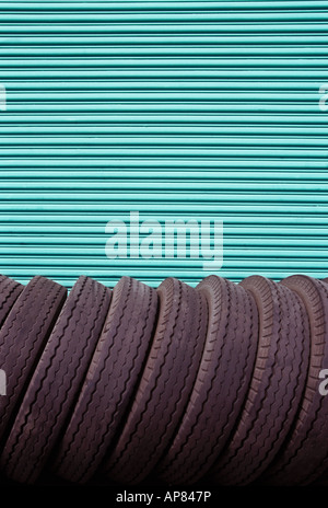 Geschlossene Lagertür. Gummireifen gestapelt Stockfoto