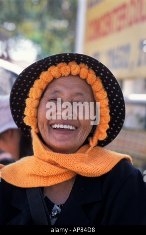 Freundliche Dame mit Hut und Schal Straßenmarkt gegenüber zentralen bus terminal Vientiane Laos Stockfoto