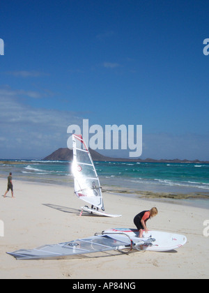 Windsurfer am Strand von Corralejo, Fuerteventura, Spanien. Foto: Willy Matheisl Stockfoto