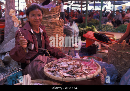 freundlichen getrockneter Tintenfisch Anbieter im Zentralmarkt von Bus terminal Vientiane Laos Stockfoto