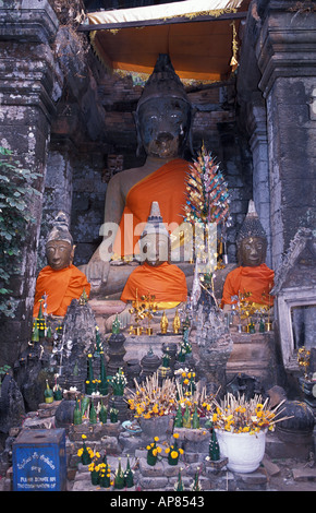 Khmer-Statuen im wichtigsten Heiligtum der Pre, die Ruinen von Angkor C7th von Wat Phou Südlaos gekleidet Stockfoto