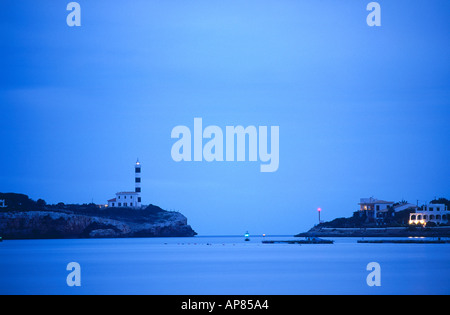 Leuchtturm an der Küste gegen blauen Himmel Stockfoto