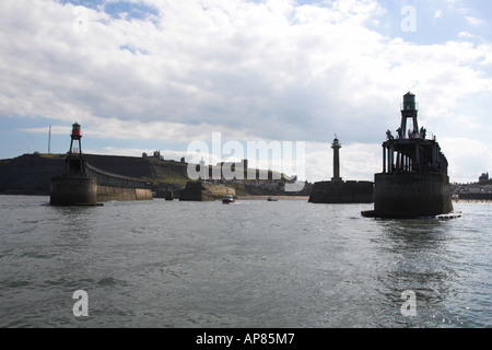 Eingang zum Hafen von Whitby, North Yorkshire. Von einem Boot gesehen. Stockfoto