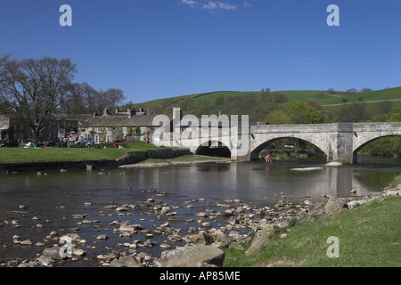 Fluß Wharfe durch Burnsall Dorf. Yorkshire Dales National Park. Stockfoto