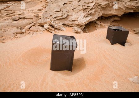 Rostenden Metall Kanister mit Shell-Logo aus dem 2. Weltkrieg Zeit aufgegeben in Ägyptens westlichen Wüste, Sahara übrig Stockfoto