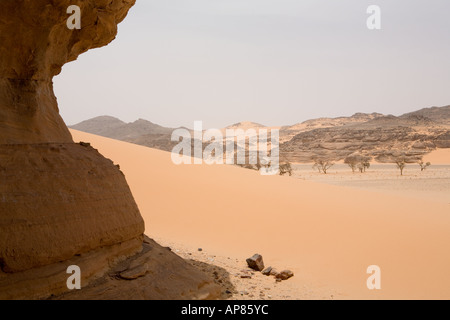 Blick über Karkhur Talh aus kleinen Höhle, Uwainat, Ägypten Stockfoto