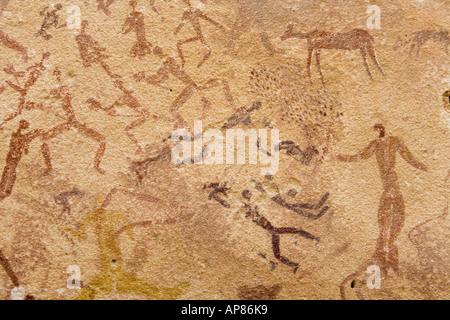 Menschen und Tiere - Felskunst, Mestekawi Höhle, Gilf Kebir, Ägyptens westlichen Wüste. Stockfoto