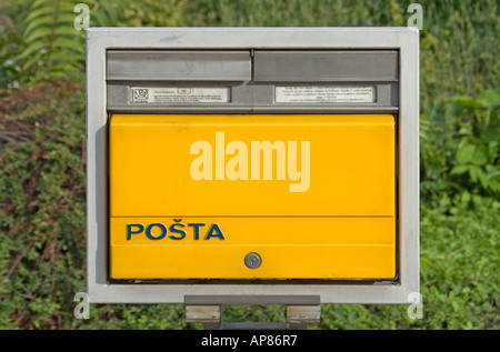 Bratislava, Slowakei. Standard-slowakische gelbe Briefkasten Stockfoto