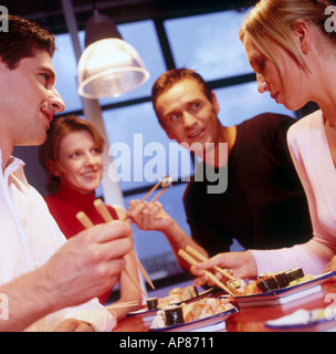 Unternehmer und Unternehmerinnen, die Sushi-Essen in der Bar Stockfoto