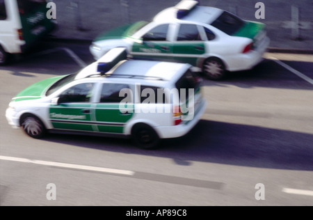 Erhöhte Ansicht des Polizeiautos unterwegs Stockfoto