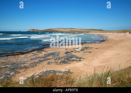 Strand von Konstantin Bay mit Blick auf Trevose und Dinas Kopf an der Küste von North Cornish Surfen Stockfoto