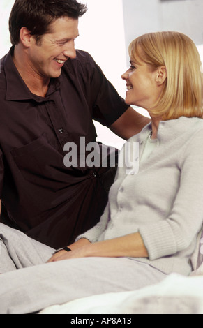 Junges Paar einander betrachtend und lächelnd Stockfoto