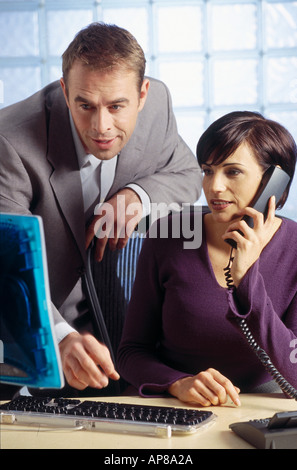 Geschäftsleute, die auf einem Computer-monitor Stockfoto
