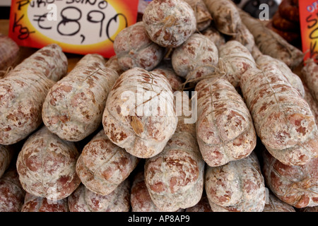 Italienische Salami auf einem Markt in Monza, Italien Stockfoto