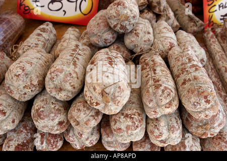 Italienische Salami auf einem Markt in Monza, Italien Stockfoto