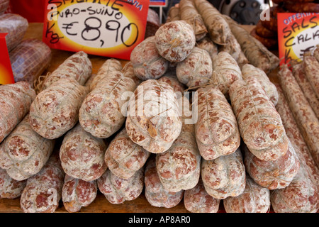 Italienische Salami auf einem Markt in Monza, Italien Stockfoto