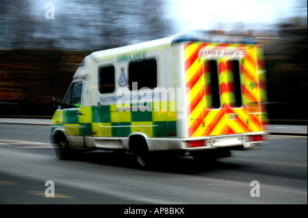 Rasende Krankenwagen mit Bewegungsunschärfe auf Weg zu einem Notfall, Princes Street, Edinburgh, Scotland, UK Stockfoto