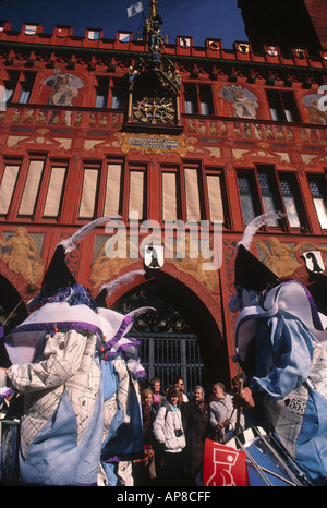 Menschen in Fasnacht parade am Rathaus, Basler Fasnacht, Basel, Schweiz Stockfoto