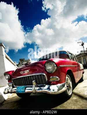 Alte amerikanische Chevy (Chevrolet) sitzt in einer Garage in Havanna (Kuba) geparkt. Amerikanische Oldtimer sind in Kuba gesehen. Stockfoto