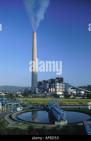 Rauch aus Schornstein des Heizkraftwerks, Galicien, Spanien Stockfoto