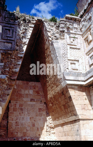 Niedrigen Winkel Ansicht der Corbel Bogen des Gouverneurs Palast, Uxmal, Yucatan, Mexiko Stockfoto