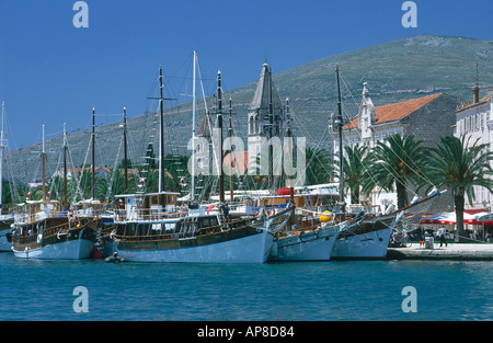 Segelboote im Hafen, Trogir, Dalmatien, Kroatien Stockfoto