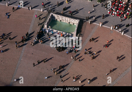 Erhöhte Ansicht von Touristen in der Nähe von Brunnen, Piazza del Campo, Siena, Toskana, Italien Stockfoto