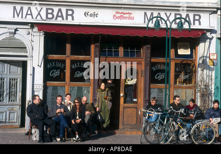 Touristen vor Café, Heidelberg, Deutschland Stockfoto